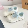Zapatillas blancas de estilo japonés con estampado de estrellas para mujer, nueva colección otoño 2026, versátiles para estudiantes, combinan bien con faldas, hacen que los pies parezcan más pequeños, zapatillas casuales de skate