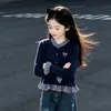 Traje feminino retrô moderno para primavera e outono: um cardigã longo e doce adornado com um laço combinado com calças jeans de corte folgado, um conjunto de duas peças
