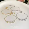 Pulsera de Flor de Zirconia y Perla de Estilo Francés de Lujo, Lujo Ligero, Gama Alta, Nicho, Pulsera Elegante, Accesorio de Mano Versátil para el Día a Día para Mujeres