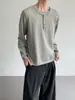 Camiseta de Tricô de Manga Longa Cor Sólida Respirável Amiga da Pele com Gola Henley Estilo Old Money para Homens Primavera/Outono Caimento Camisa Base para o Dia a Dia
