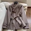 2026 novo trench coat feminino, com gola assimétrica curta, acinturado, de caimento levemente solto, atacado N6BW2735