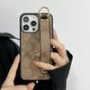 Marca grande europea y americana adecuada para funda de teléfono móvil iPhone15Promax patrón de cuero soporte con correa de muñeca Apple 14 marca de moda funda resistente a caídas