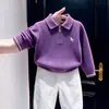 Conjunto de dos piezas para niño estilo coreano otoño 2026: suéter de punto morado calado bordado y pantalones casuales blancos para niños