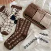 Meias Marrons para Mulheres, Meias de Cano Médio, Tendência Ins Primavera e Outono, Meias de Cano Médio com Estampa Xadrez Fofa Estilo Japonês de Ursinho, Meias Longas para Outono e Inverno