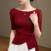 Camiseta roja de mujer de manga media, nuevo estilo otoño 2026, hombros descubiertos con tirantes, fruncida, corte ajustado, manga tres cuartos, top de malla de alta gama