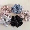 Scrunchie de Cetim Perolado Estilo Coreano com Strass e Pregas, Alto Valor Estético, Acessório Versátil para Prender o Cabelo
