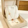 Nuevo producto transfronterizo: Cadena de clavícula elegante y versátil de lujo ligero con incrustaciones de microdiamantes, collar de acero de titanio, accesorio de joyería que no se decolora
