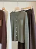 Suéter cárdigan de punto trenzado estilo Old Money para mujer Otoño Diseño con sentido Bolsillos Parche de gamuza Cuello redondo Top estilizado