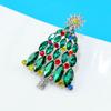 Broche de árbol de Navidad de moda con incrustaciones de diamantes verdes, pin de corsage versátil de invierno para abrigo y suéter