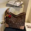 Bolso Cubo al por Mayor Estilo Nuevo 2025 Moderno Sencillo de Gama Alta Estilo Extranjero Gran Capacidad Bolso Versátil para Mujer Bolso de Mano con Estampado de Leopardo