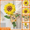 Un ramo de girasoles tejido a mano como regalo ceremonial para los exámenes de ingreso a la preparatoria y la universidad, adecuado para chicos y chicas de 18 años