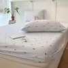 Conjunto de três peças de gaze de camada dupla com toque de algodão para maternidade e infância Classe A, lençol de baixo com elástico, capa de cama, amigável à pele, adequado para bebês, com fronha de estampa floral pequena