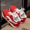 Tênis esportivos infantis 2026 outono novo modelo sola macia para meninos casuais tênis de treino alemão para meninas malha moda tênis Forrest Gump