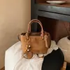 Bolso Cubo Retro de Color Sólido de Alta Gama para Mujer Otoño 2026 Nuevo Bolso Cruzado de Hombro Versátil Casual con Colgante