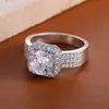 Anillo de Moda Europea y Americana Nuevo Modelo de Venta Caliente Transfronterizo con Microincrustaciones de Diamantes Tachonado de Circonita Grande Anillo de Compromiso de Lujo Ligero