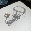 Pulsera Anillo Integrado Hueco Incrustado de Diamantes, Lujo Ligero y Sensación de Alta Gama, Joyería de Diseño Único y de Nicho para Mujeres