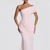 Elegante vestido de fiesta bodycon asimétrico de estilo europeo y americano con hombros descubiertos y bajo en forma de trompeta de flor de la mañana, entallado a la cintura, vestido largo estilo ins