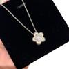 Nuevo collar romántico de flor de ciruelo cepillada, ligero, de lujo, chapado en oro antiguo, pequeña flor dorada, cadena de clavícula combinable para uso diario, venta al por mayor