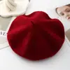 Nuevo gorro de lana de mezcla popular estilo retro francés de color liso para mujer, gorro de artista cálido de invierno al por mayor