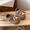 Moda Crianças Desenho Birkenstock Bebê Sapatos Individuais Fofos Primavera 2026 Novos Sapatos Infantis com Sola Macia Sapatos de Couro Estilosos