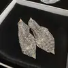 Pendientes de aguja súper brillantes plateados con lazo tachonado de diamantes, corazón en forma de abanico, borlas de gota de agua, pendientes de moda exagerados, pendientes versátiles para mujer