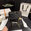 Fornecimento Direto Transfronteiriço de Bolsas Pequenas Estilo Chanel para Mulheres, Bolsas de Corrente Acolchoadas com Bolinhas Douradas Pequenas, Bolsas Caixinha Texturizadas, Necessaires, Bolsas de Ombro Único Transversais