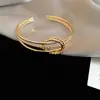 Pulseira Larga Geométrica Assimétrica de Resina Maillard Pulseira de Moda Retro Outono e Inverno Joia de Mão de Nicho de Alta Qualidade para Mulheres