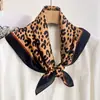 Nuevo Pañuelo Cuadrado Pequeño 70 con Estampado de Leopardo Imitación Seda para Mujer, Pañuelo de Seda Estilo Retro Americano, Protector de Cuello para Primavera y Otoño, Chal para Habitación con Aire Acondicionado