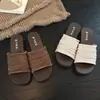 Sandálias confortáveis e estilosas estilo fada para o verão de 2026, apresentando um design minimalista, tiras largas e uma estética relaxada inspirada no Japão com detalhes em tecido macio.