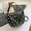 Bolso de Moda 2026 Primavera Nueva Moda Nicho Bolso Dumpling con Remaches para Mujer, Texturizado para Viajes Diarios Bolso de Hombro Cruzado