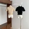 Top de punto de manga corta y cuello medio para mujer, de otoño, con un diseño único, cuello redondo, estilo jersey y una estética chic de "dinero viejo", en negro