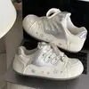 Tênis brancos de couro, nova coleção primavera 2026, design fofo de bico redondo, faz os pés parecerem menores, sapatos baixos femininos, mocassins retrô