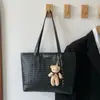 Nuevo bolso de hombro tejido transfronterizo, gran capacidad, bolso tote de moda con bloques de color modernos, adecuado para salidas casuales y el trabajo.