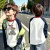 Camiseta básica de manga comprida para meninos, novo estilo primavera e outono 2026, top T-shirt infantil versátil com blocos de cor estilosos para meninos mais velhos