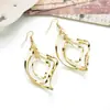 Pendientes de Hoja Estilo Coreano E1210 con un Diseño Único y Elegante, Pendientes Curvos de Hoja Dulce Color Dorado, Colgantes de Oreja, Accesorios