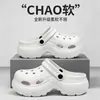 Sapatos Tamancos Acolchoados para Mulheres 2026 Novos Sola Grossa Aumentadores de Altura Antiderrapantes Confortáveis Sapatos de Verão para Exterior Praia Estilo Casal