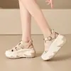 Aumento de Altura Interna 7CM Sapatos Torre Femininos Verão Novo Estilo Coreano Sandálias Vazadas de Salto Grosso Sapatos Femininos