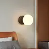 Lámpara de pared minimalista nórdica con interruptor y cordón de tracción, lámpara esférica de madera maciza, lámpara de pared de estilo vintage para dormitorio o pasillo junto a la cama, hierro