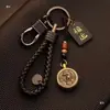 Llavero para coche Bao Shi para hombre y mujer latón 12 signos del zodíaco llavero colgante hecho a mano retro creativo mano de dinero para hombre