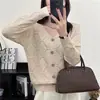 Elegante Suéter Feminino 2024 Novo com Decote V Vazado Redutor de Idade, Manga Longa, Cor Sólida, Base Soltinha Emagrecedor