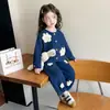 Traje de mezclilla floral para niñas estilo coreano, nuevo conjunto de dos piezas de moda primavera y otoño 2026 para niñas pequeñas
