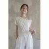 Camiseta Blanca de Falso Dos Piezas sin Hombros de Manga Corta para Mujer, Verano, Diseño Consciente, Nicho, Plisada, Francesa, Top Pequeño Super Bonito