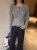 Han Xun Ropa de Trabajo Ligera Retro Suave Elástica Versátil Blusa con Cuello Henley y Bolsillo para Mujer Otoño 2026 Top 27157
