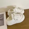 Sapatos de Lona Slip-On Duas Vias para Mulheres 2026 Novos Sapatos Brancos Populares com Sola Grossa Mocassins Finos Respiráveis para Mulheres