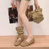 Botas femininas estilosas de outer wear empilhadas com furos, bota de cano médio com bico redondo estilo ballet, com palmilha interna removível de dois sentidos para aumentar a altura, bota com fivela de cinto