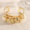Set de Aretes Pulsera Anillo Exquisito Elegante Retro Europeo y Americano Patrón de Flor Grande Metal Tres Piezas Set de Joyería