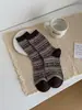 Meias de Outono e Inverno Meias de Cano Médio Estilo Coreano Cor de Café Listras Fair Isle Padrão Escuro Meias Felpudas Algodão Puro Meias Femininas Meias Sem Costura