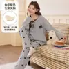 Pijama estilo algodão com sutiã embutido para mulheres, estampa de cachorrinho de desenho animado, mangas compridas, calça longa listrada, soltinho, pode ser usado fora de casa, conjunto para casa