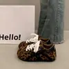 Design estilo coreano, sapatos únicos com estampa de leopardo de treinamento alemão para mulheres, novo outono 2026, mocassins casuais versáteis super estilosos, modernos