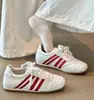 Tênis Clássico Vermelho Estilo Waffle com Aumento de Altura Escondido para Mulheres, Novos Tênis Esportivos Versáteis Primavera 2026, Tênis de Treino Alemão para Estudantes para Mulheres
